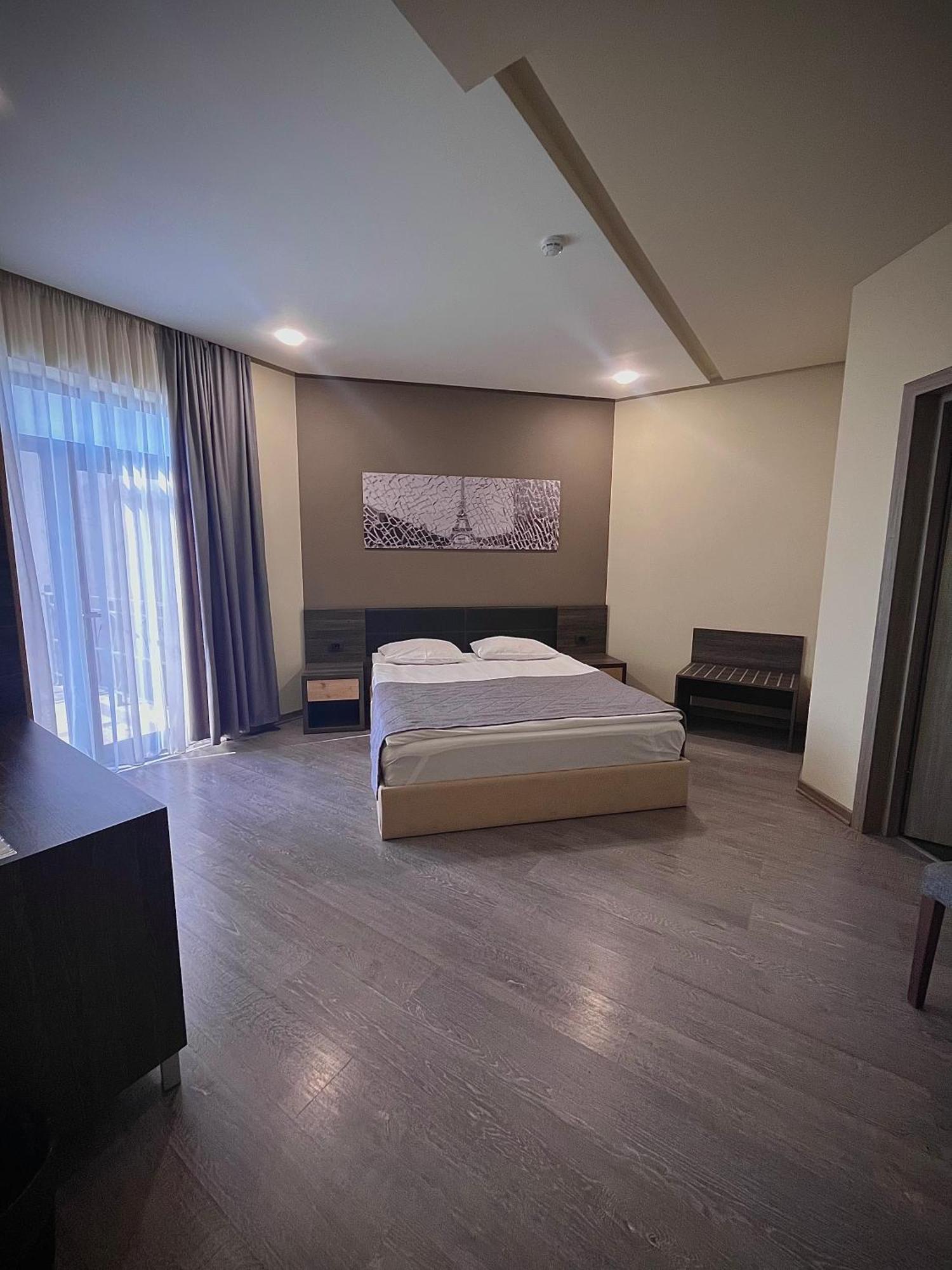 Bien Hotel Yerevan Exterior foto